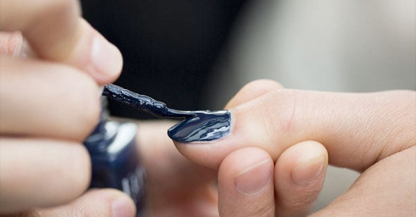 Τα «galaxy nails» είναι το must μανικιούρ για τις γυναίκες που λατρεύουν το σκούρο χρώμα