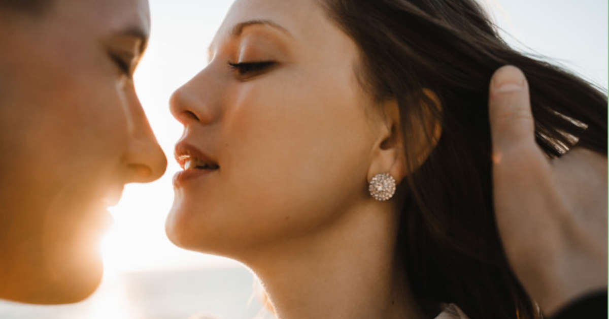 couple kissing