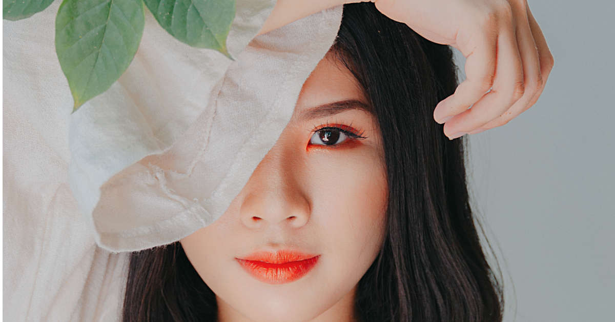 beautfil chinese girl pose
