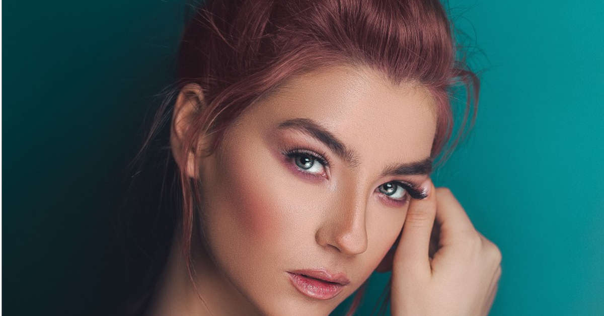 Get the summer glow: 5+1 βήματα για να πετύχετε την τέλεια καλοκαιρινή λάμψη με το σωστό highlighter