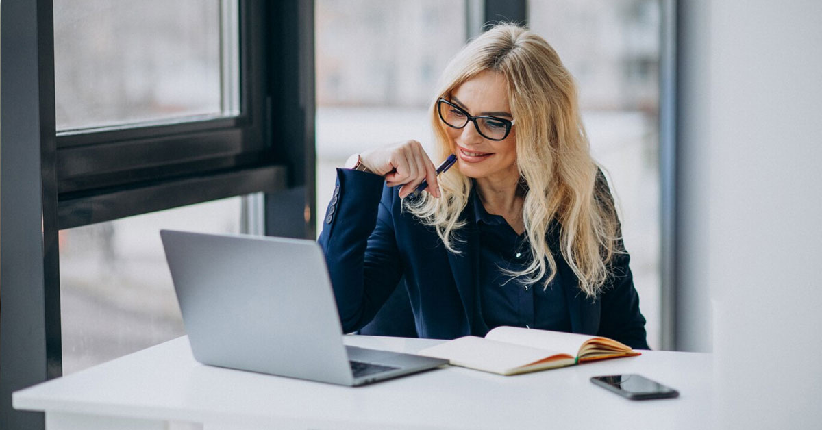 woman-wearing-glasses