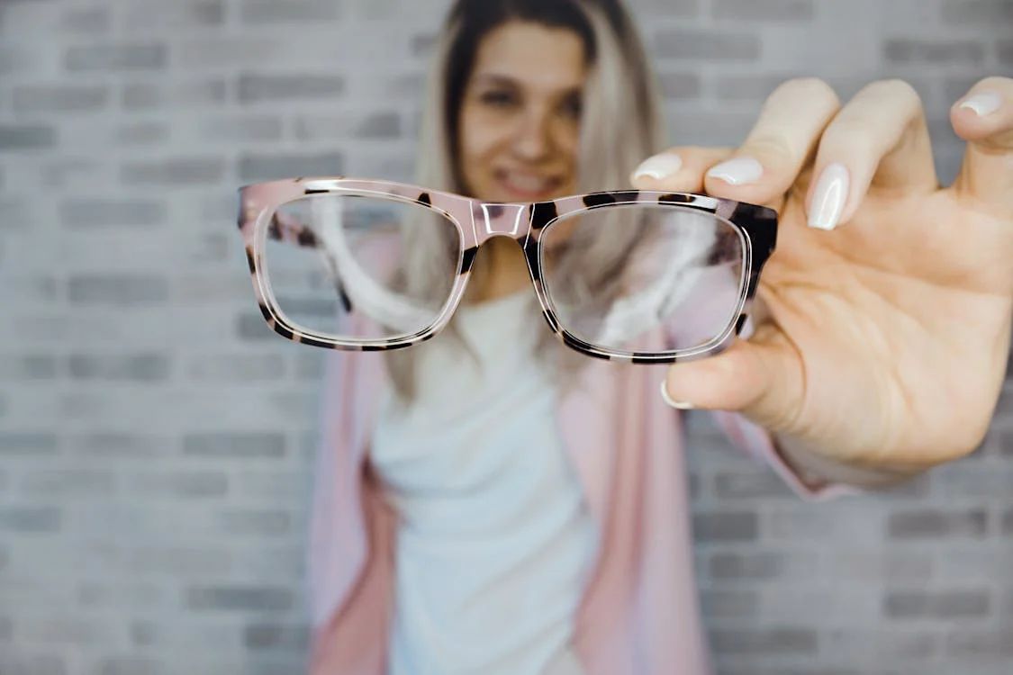 girl-holding-glasses